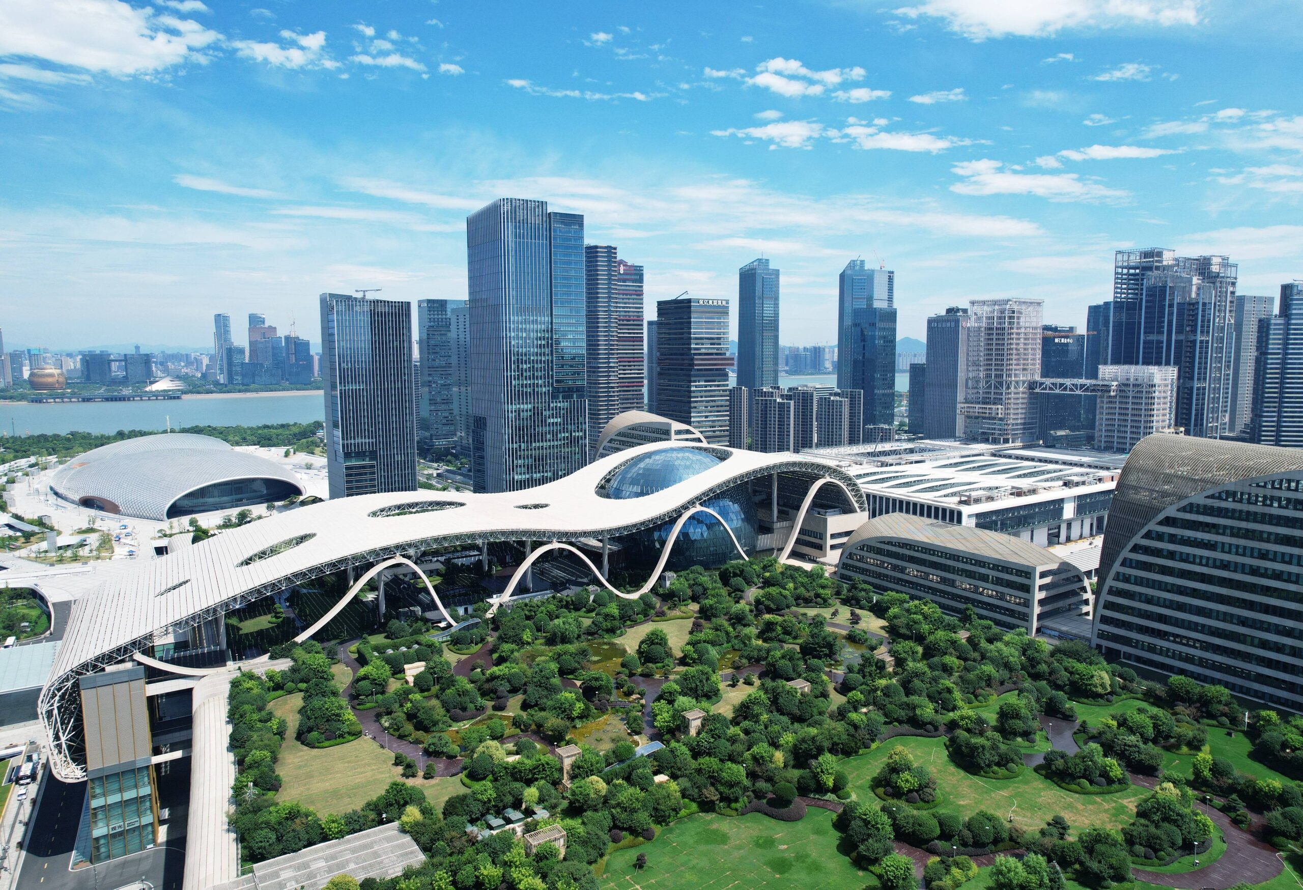 Sky Garden sau cum orașele populate recuperează natura prin grădini pe acoperiș