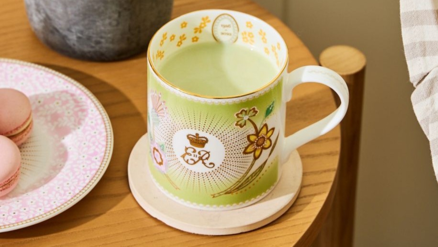 Centenarul Reginei Elisabeta, marcat printr-o colecții de veselă și accesorii cu emblemă regală