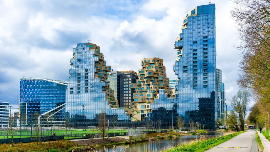 Ecosistemul suspendat din Amsterdam, unde sustenabilitatea este spectacol arhitectural