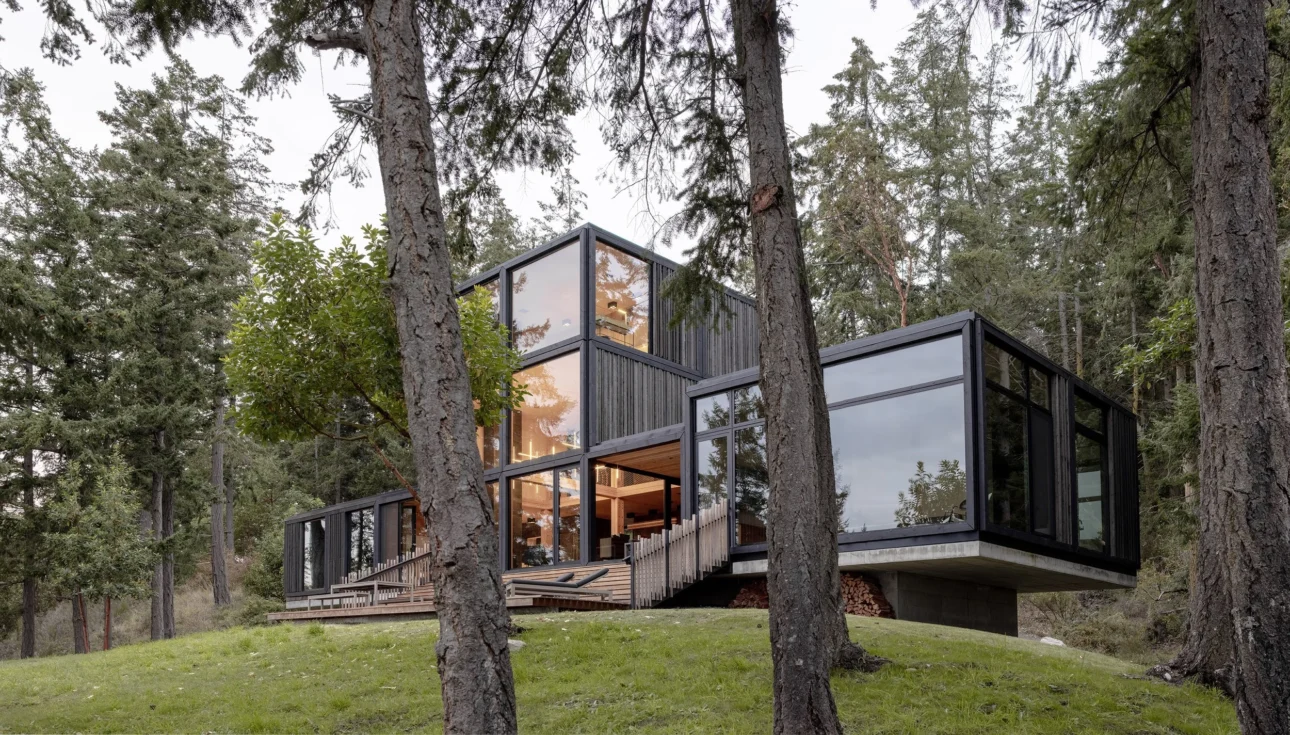 Arhitectură contemporană în lemn, într-o cabană de lux conectată cu natura