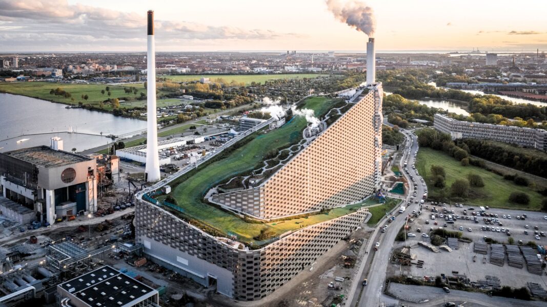 CopenHill, arhitectura imposibilului: muntele construit pe un centru de deșeuri devine destinație turistică premium