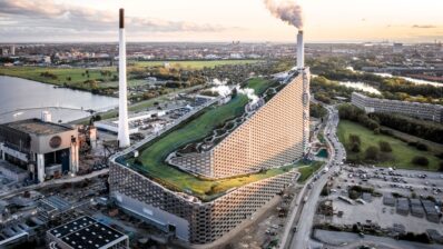 CopenHill, arhitectura imposibilului: muntele construit pe un centru de deșeuri devine destinație turistică premium