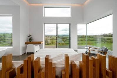 Minimalism structural și tehnologie high-end discretă, într-o vilă de lux din centrul Angliei