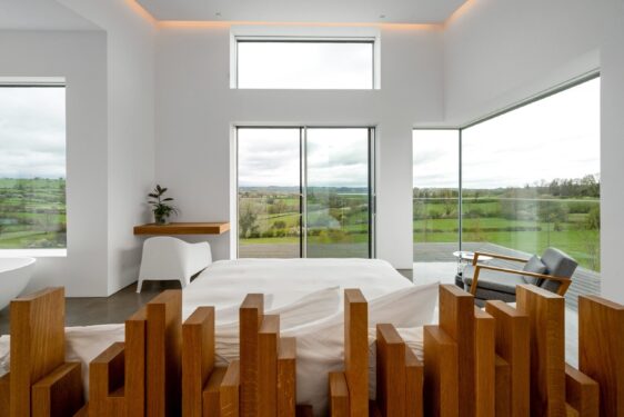 Minimalism structural și tehnologie high-end discretă, într-o vilă de lux din centrul Angliei