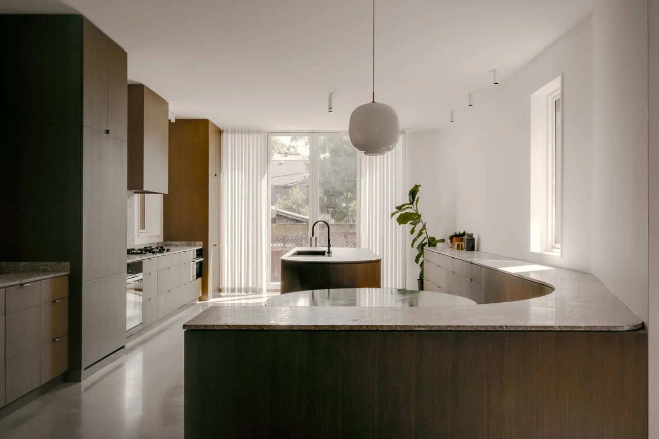 O extensie a spațiului aduce remodelarea contemporană într-o vilă de lux din Toronto