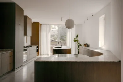 O extensie a spațiului aduce remodelarea contemporană într-o vilă de lux din Toronto