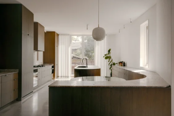 O extensie a spațiului aduce remodelarea contemporană într-o vilă de lux din Toronto