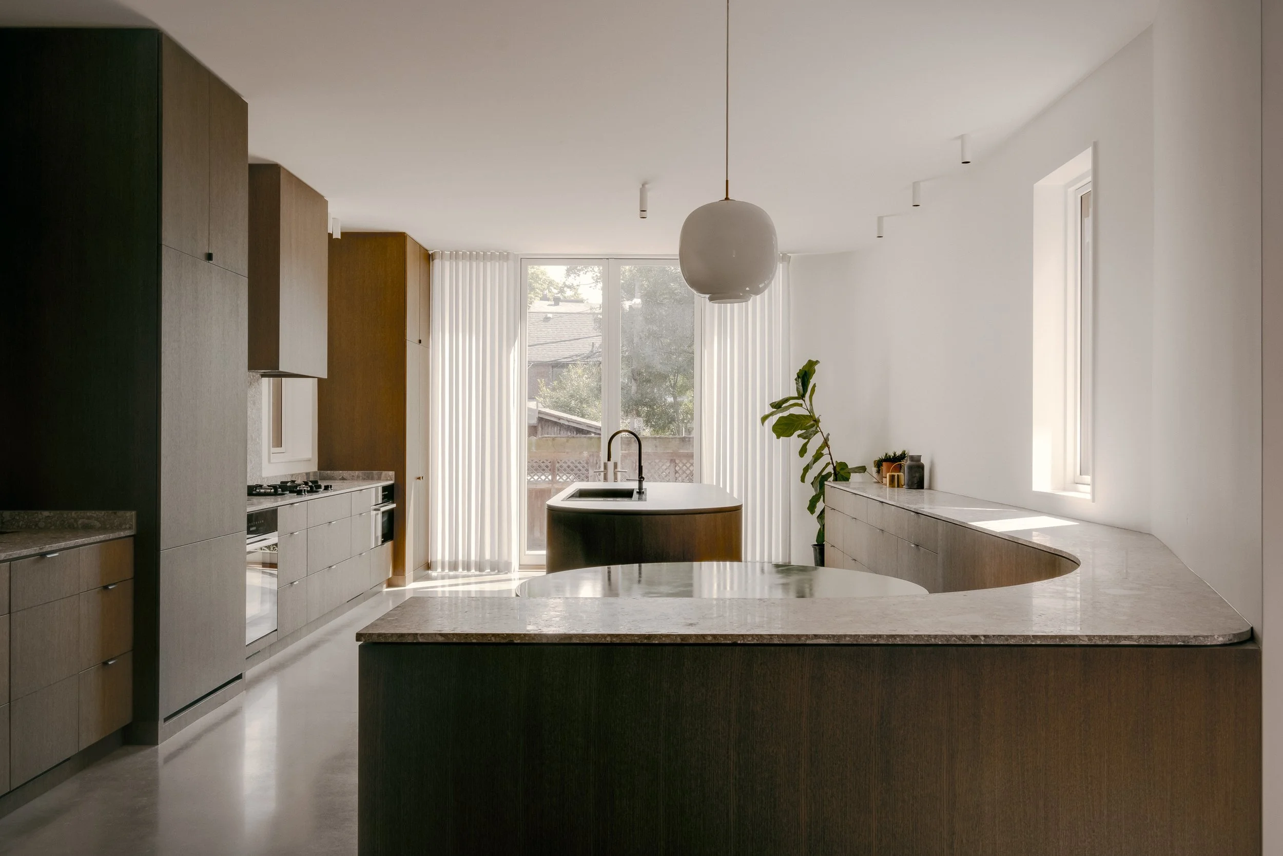 O extensie a spațiului aduce remodelarea contemporană într-o vilă de lux din Toronto