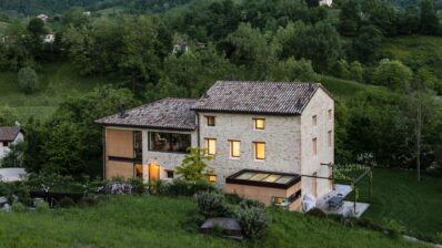 O casă veche transpune în mijlocul naturii echilibrul dintre tradiție și design contemporan