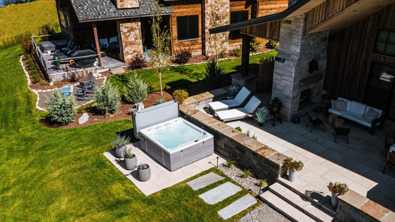 Resort privat cu piscină și spa: tehnologia Bullfrog Spas aduce confort și liniște acasă