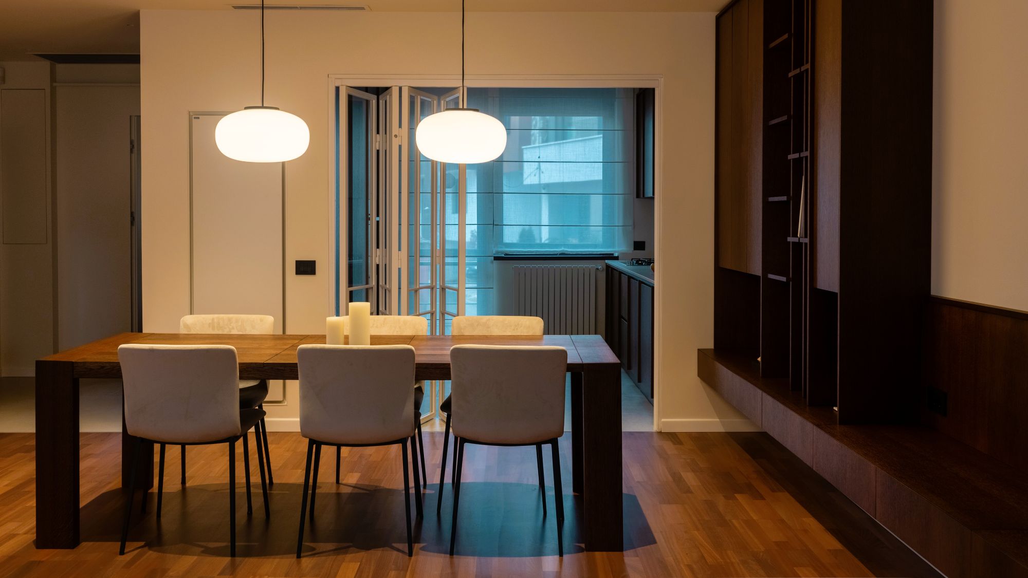 Calm, lemn nobil și stil, într-un duplex cu atmosferă din București
