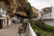 Setenil de las Bodegas, satul cu case în stânci din inima Andaluziei 