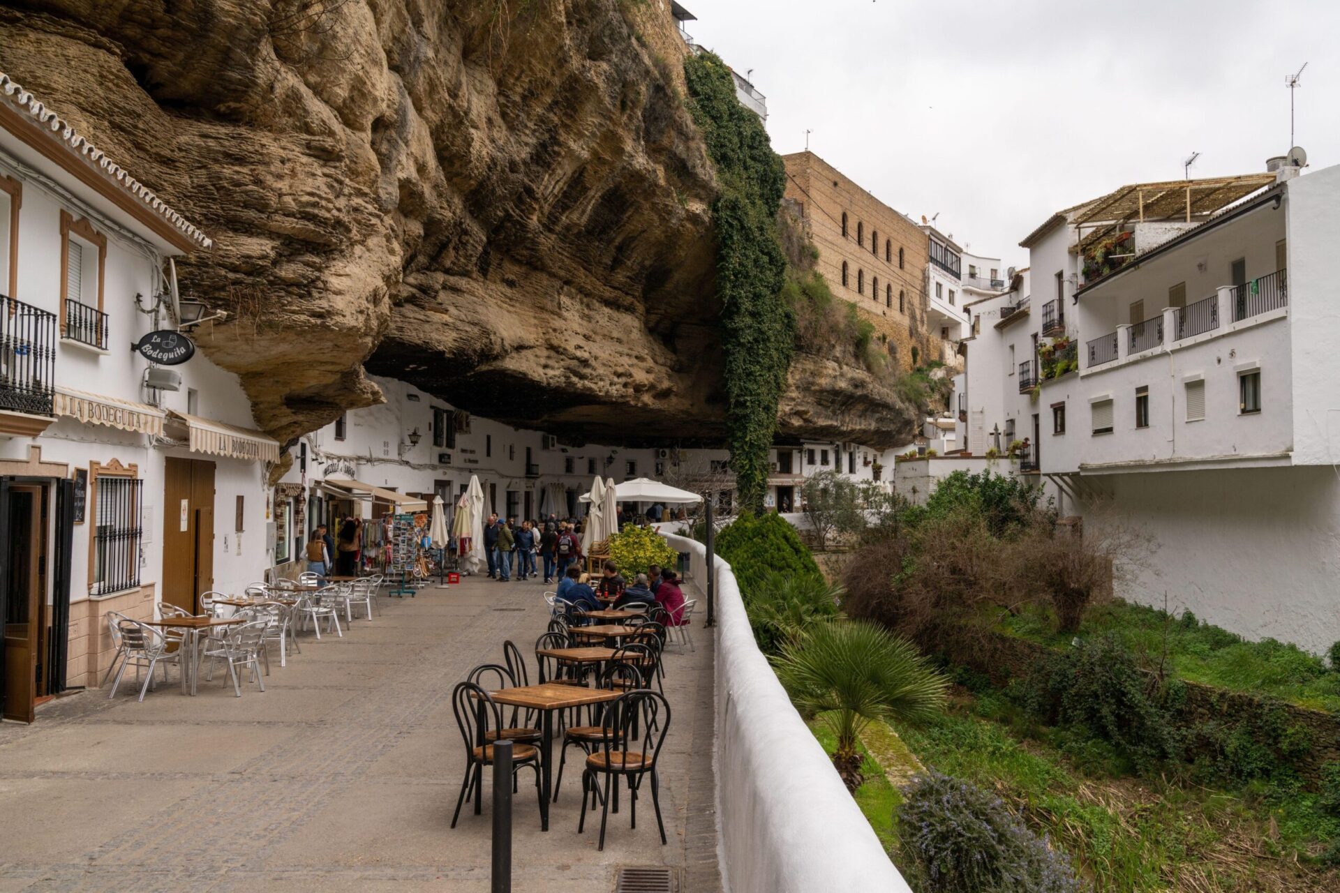 Setenil de las Bodegas, satul cu case în stânci din inima Andaluziei 