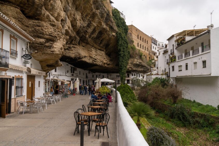 Setenil de las Bodegas, satul cu case în stânci din inima Andaluziei 