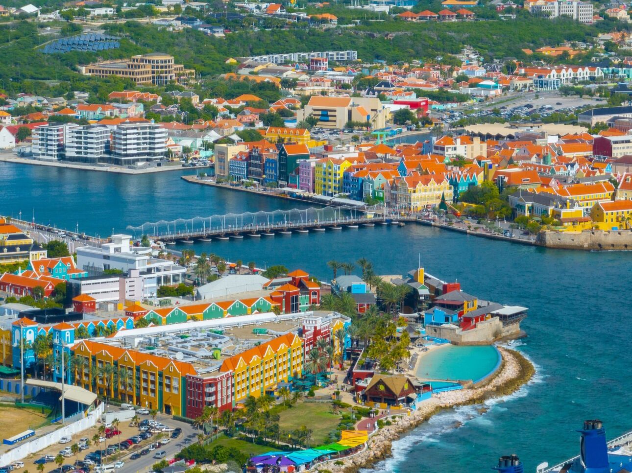 Curaçao, un Amsterdam exotic, patrie a lichiorului albastru și surprizelor în fotbal