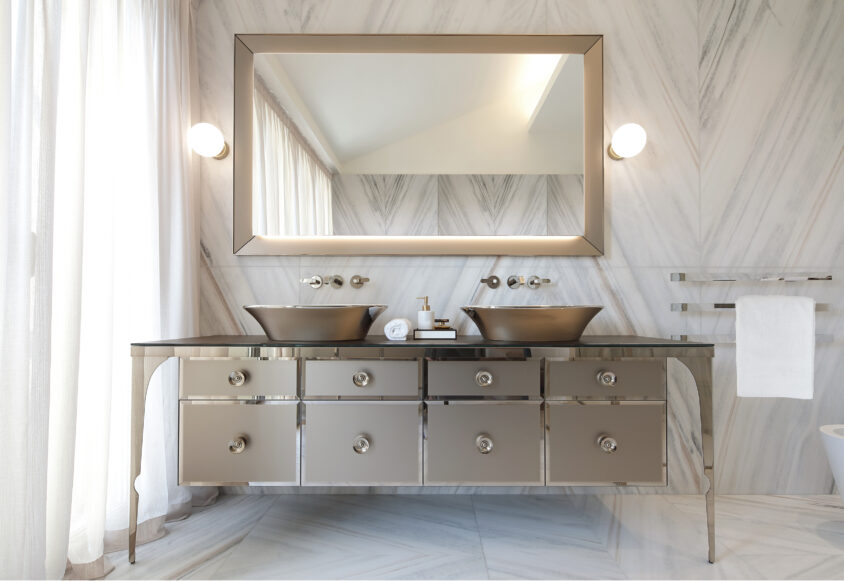 Marmura și sticla construiesc stilul, într-o baie de lux în stil italian