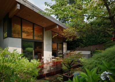 Design premium în formă simplă, într-o casă construită pe o fundație din anii 50