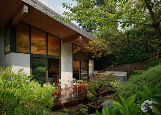 Design premium în formă simplă, într-o casă construită pe o fundație din anii 50
