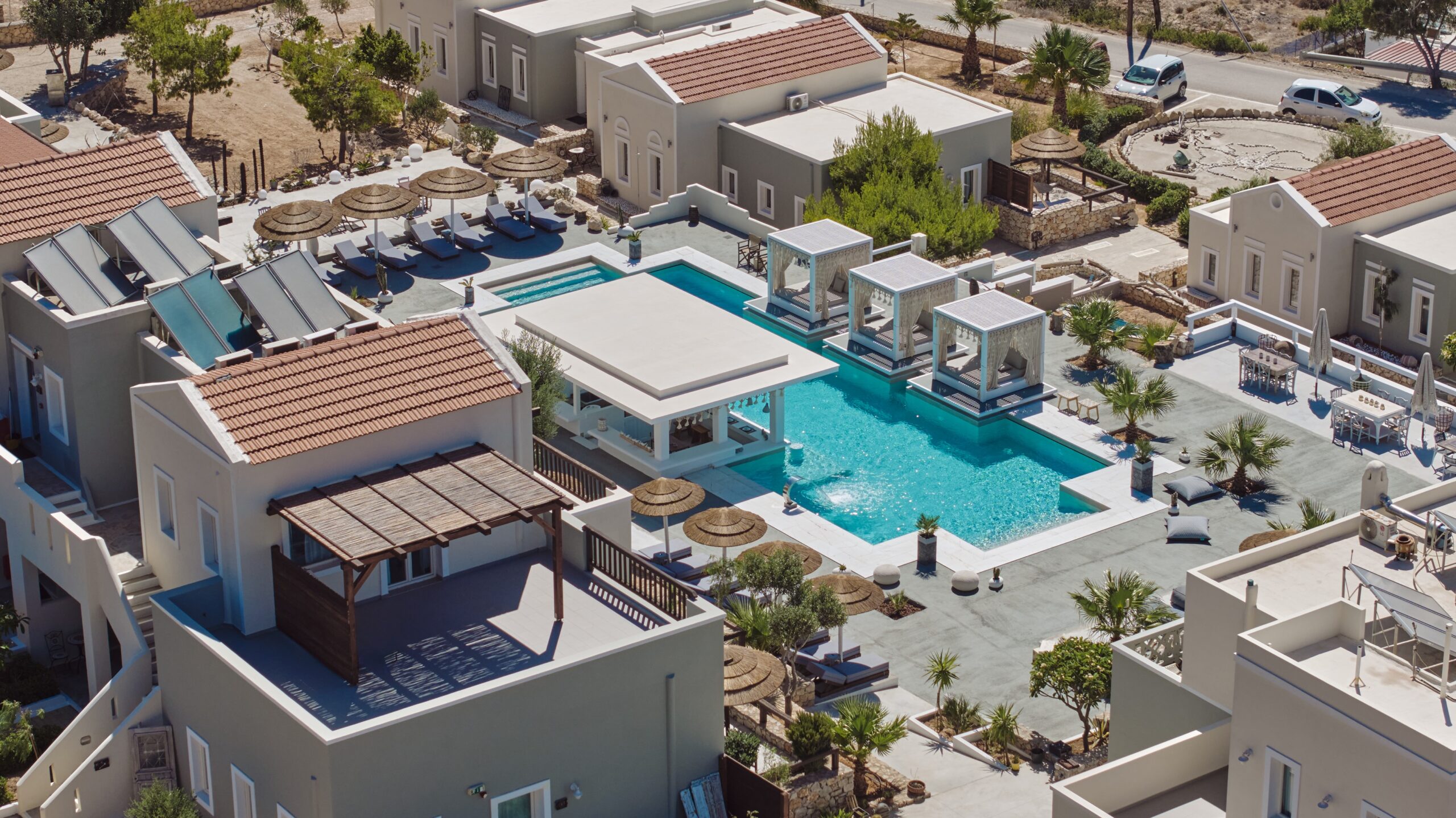 Un hotel ca un sat: arhitectură și design premium ca instrument de ospitalitate, în insula Karpathos