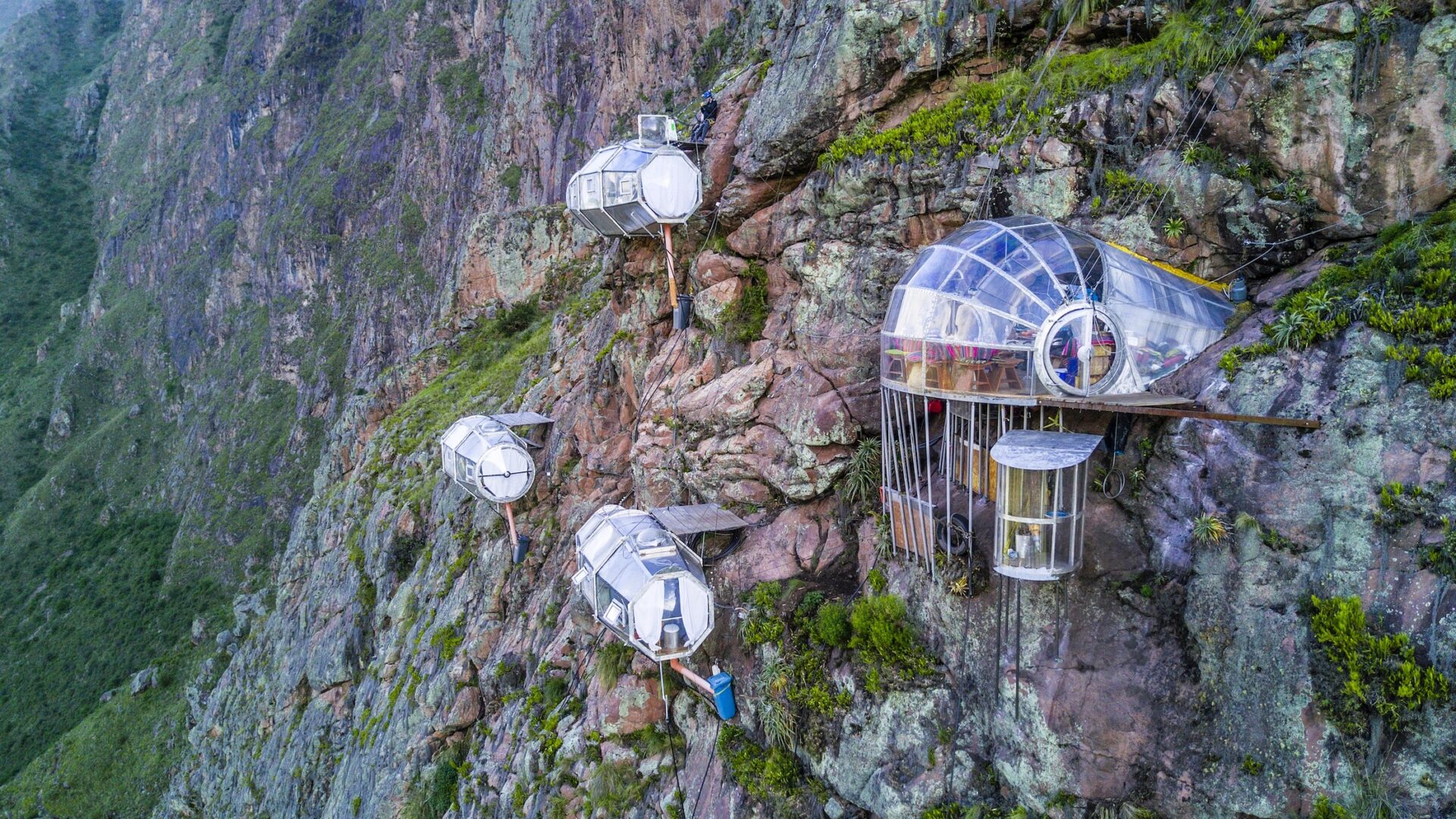 Hotel cu arhitectură radicală: capsule agățate de stâncă, în Peru