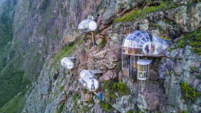 Hotel cu arhitectură radicală: capsule agățate de stâncă, în Peru