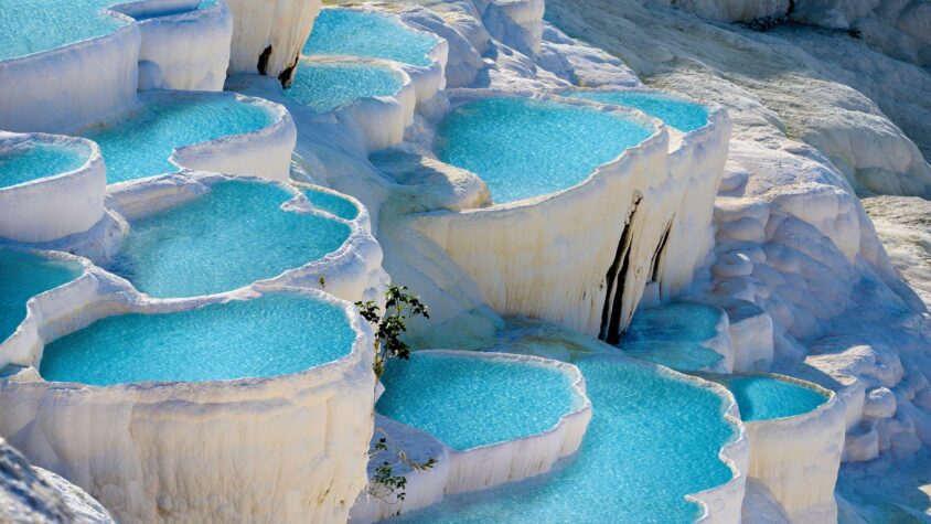 Unde se află cele mai frumoase piscine naturale din lume