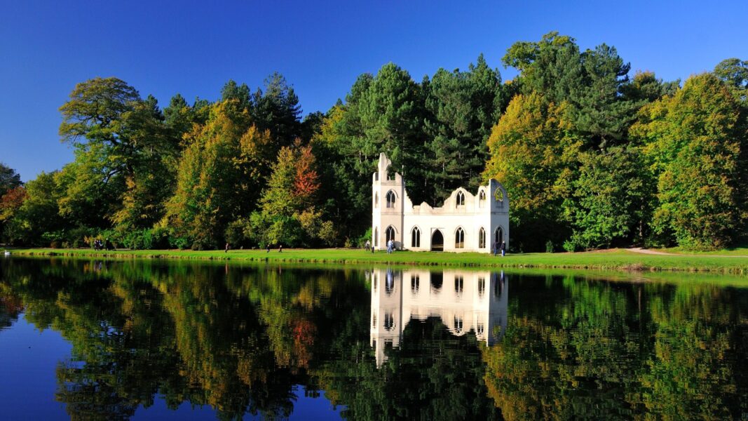 Grădini celebre: Painshill Park sau scenografia perfectă a romantismului englezesc