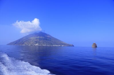 Stromboli. Insula cu inimă de foc unde casele au nume