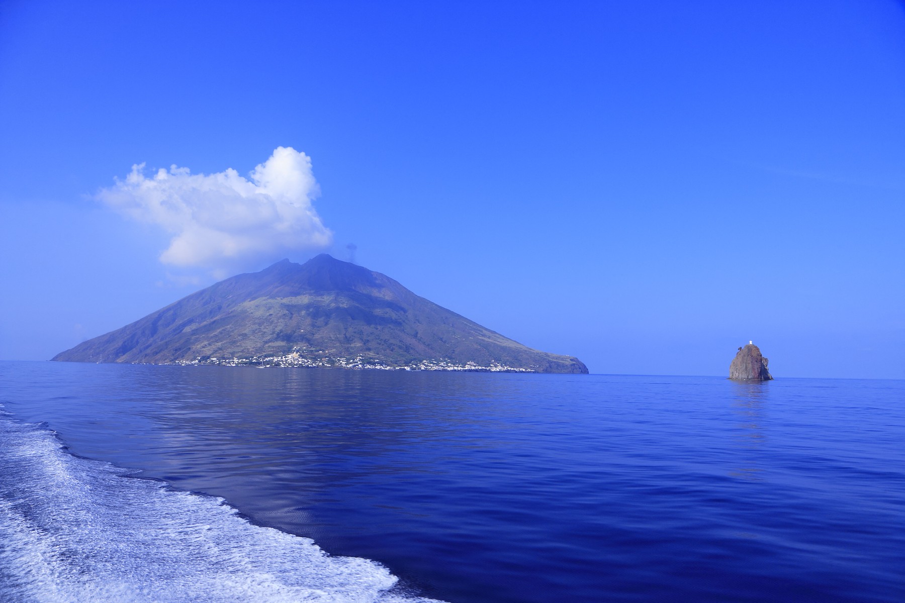 Stromboli. Insula cu inimă de foc unde casele au nume