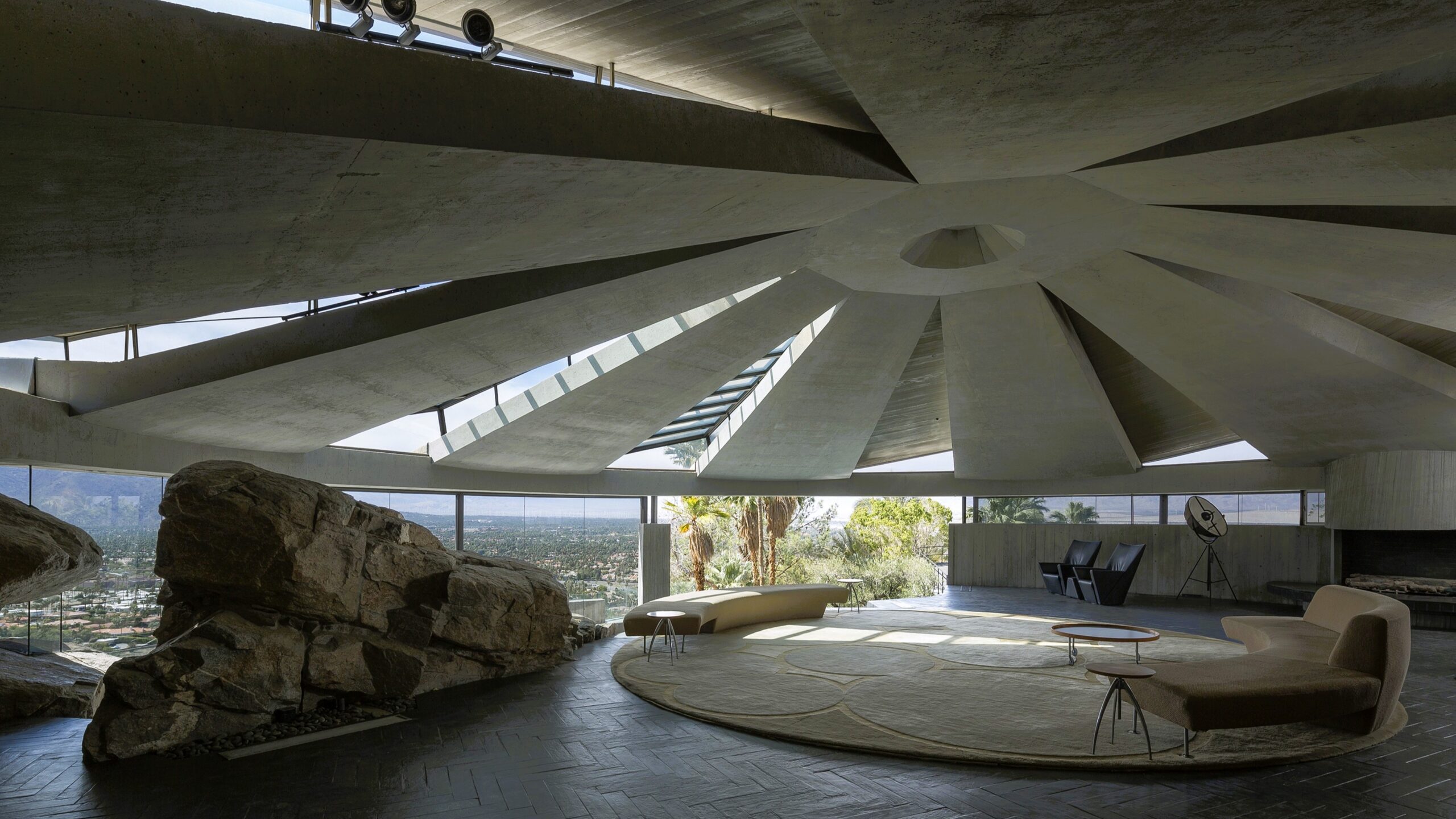 Elrod House, iconica vilă din filme vechi cu James Bond