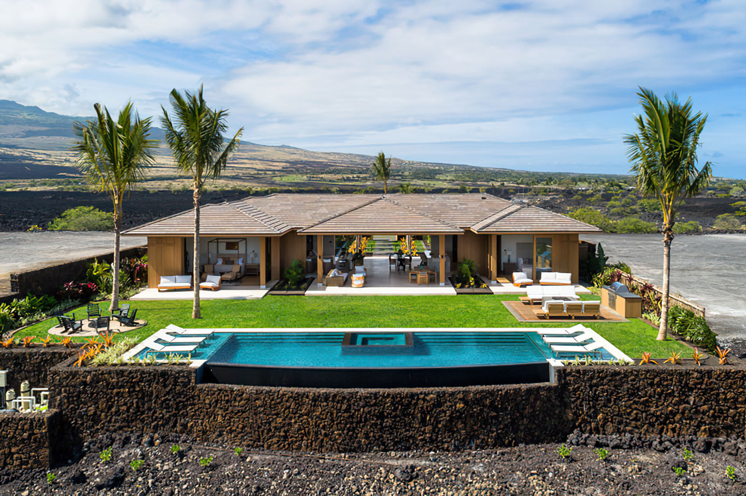 În casa din Hawaii a lui Matthew McConaughey: eleganță în picioarele goale