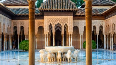 Alhambra: arhitectura în care apa, lumina și ornamentul devin spectacol