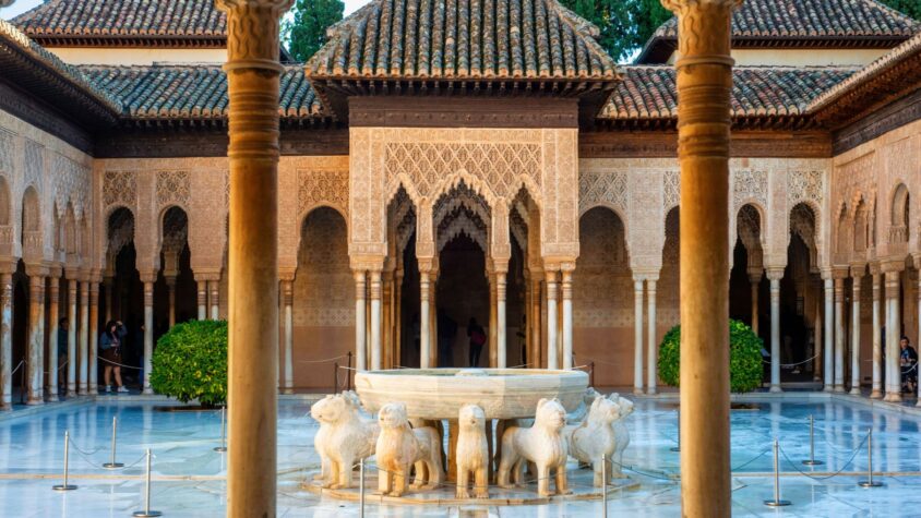 Alhambra: arhitectura în care apa, lumina și ornamentul devin spectacol