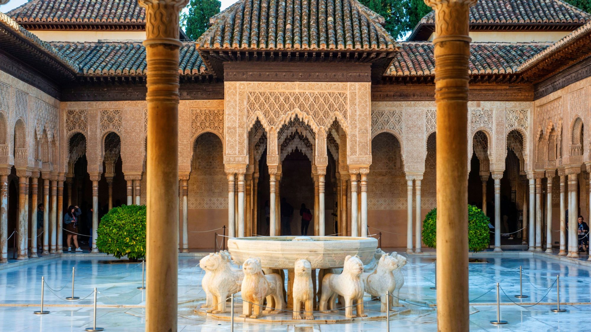 Alhambra: arhitectura în care apa, lumina și ornamentul devin spectacol