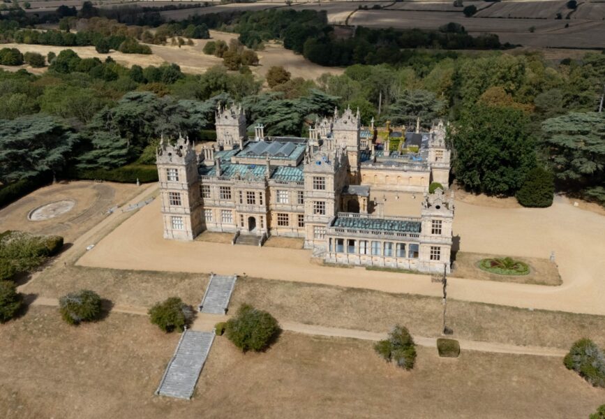 Castelul din filmele cu Batman este în pericol din cauza liliecilor