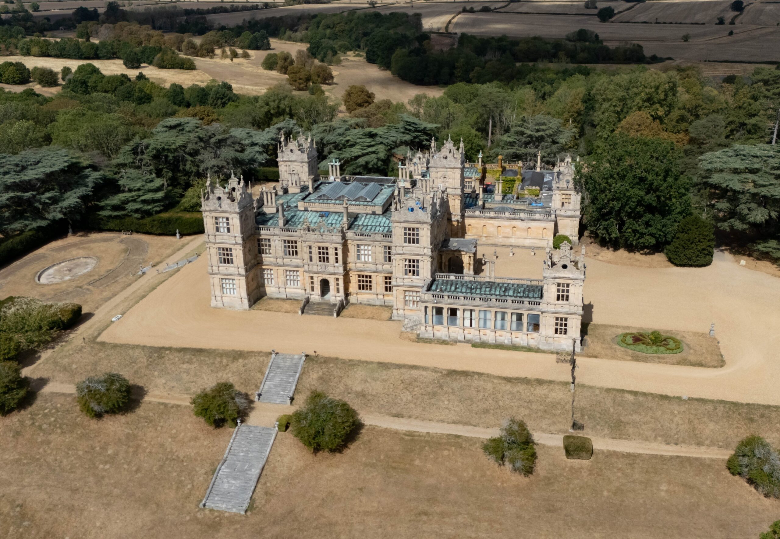 Castelul din filmele cu Batman este în pericol din cauza liliecilor