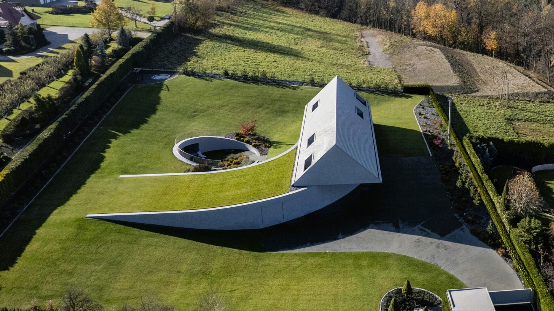 Yaw House – casa ascunsă, pusǎ în mișcare de teren