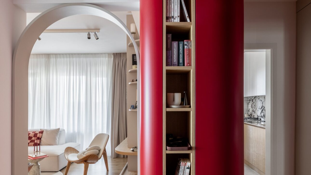Oxblood Volumes: eclectism și joc de culoare într-un apartament de lux de numai 58 mp