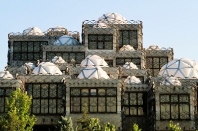 Arhitectura balcanică în forma sa atipică: biblioteca care nu seamănă cu o bibliotecă 