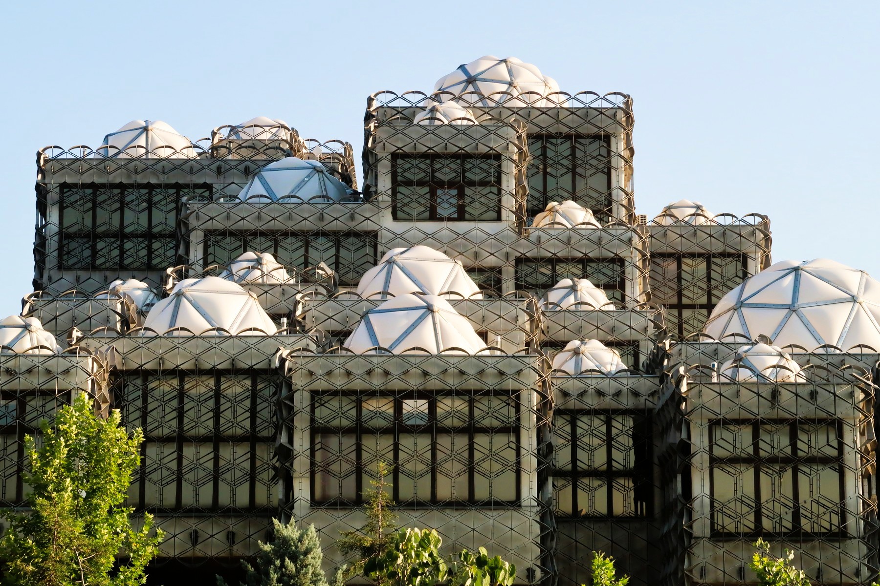 Arhitectura balcanică în forma sa atipică: biblioteca care nu seamănă cu o bibliotecă 