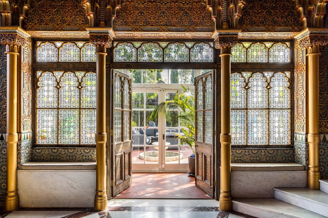 O vilă de lux din Londra ascunde o sală de muzică inspirată de palatul Alhambra