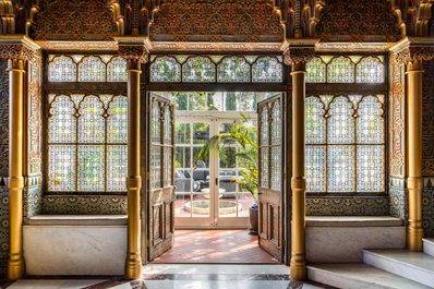 O vilă de lux din Londra ascunde o sală de muzică inspirată de palatul Alhambra